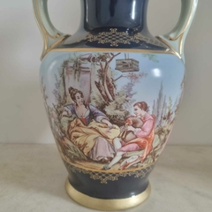 Vaso de porcelana vintage com cena pastoral pintada à mão. - comprar online
