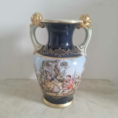 Vaso de porcelana vintage com cena pastoral pintada à mão. na internet