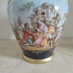 Vaso de porcelana vintage com cena pastoral pintada à mão. - Kombina Antiguidades – Tesouros Raros e Peças de Colecionador