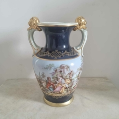 Vaso de porcelana vintage com cena pastoral pintada à mão.