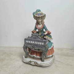 Senhora vitoriana tocando piano em porcelana da Coleção Melody in Motion