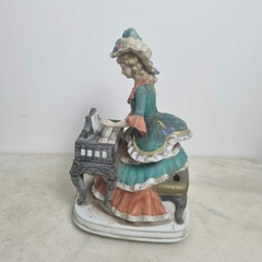 Senhora vitoriana tocando piano em porcelana da Coleção Melody in Motion - comprar online