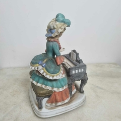 Senhora vitoriana tocando piano em porcelana da Coleção Melody in Motion na internet