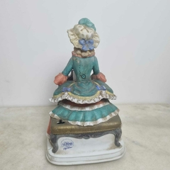 Senhora vitoriana tocando piano em porcelana da Coleção Melody in Motion - Kombina Antiguidades – Tesouros Raros e Peças de Colecionador