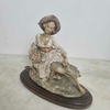 Escultura Italiana de Giuseppe Armani com figura de senhora com cesto de maças,
