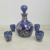 Conjunto de licoreira com 4 cálices em vidro azul cobalto.