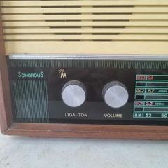 Rádio Vintage Sonouros, caixa de madeira Transistorisado 4 Faixas, funcionando. na internet