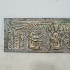 Relíquia decorativa de inspiração egípcia com hieróglifos e divindades - comprar online