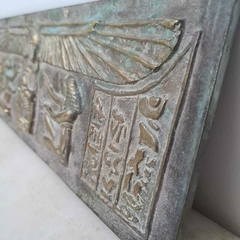 Relíquia decorativa de inspiração egípcia com hieróglifos e divindades na internet