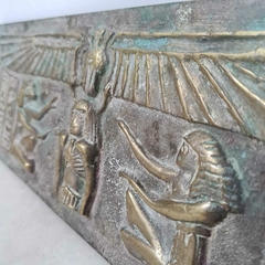 Relíquia decorativa de inspiração egípcia com hieróglifos e divindades - Kombina Antiguidades – Tesouros Raros e Peças de Colecionador