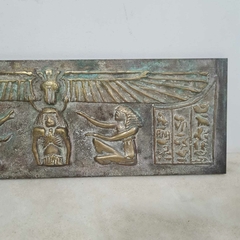 Relíquia decorativa de inspiração egípcia com hieróglifos e divindades - loja online