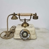 Telefone vintage onde o gancho é de baquelite e a estrutura de ferro