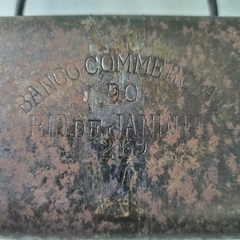 Imagem do Cofrinho em ferro com a inscrição BANCO COMMERCIAL DO RIO DE JANEIRO N. 269, século 19,