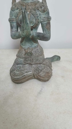 Antiga escultura de divindade Tailandesa em bronze com patina verde azulada na internet