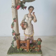 Belíssima peça representando mulher florista ao lado de poste de iluminação - comprar online
