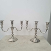 Par de candelabros de três velas, em metal espessurado a prata