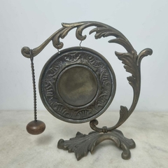 Gongo em bronze ricamente trabalhado e cinzelado na internet