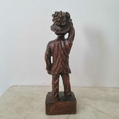 Escultura talhada na madeira de caboclo carregando lenha - Kombina Antiguidades – Tesouros Raros e Peças de Colecionador
