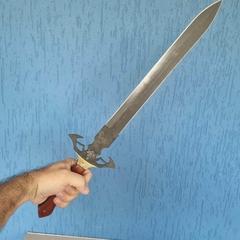 Linda espada com lâmina afiada em ambos os lados na internet
