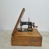 Maquina de costura de ferro antiga de brinquedo com caixa de madeira