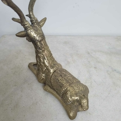 Imponente e maravilhoso cervo em bronze, rico em detalhes na internet