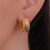 Brinco Ear Hook Texturizado no Dourado