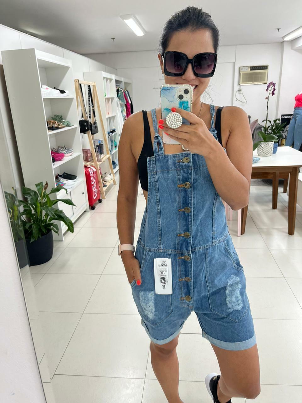 Macac o Jeans Curto Com Bot es Frontal