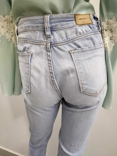 Calça Jeans Flare Clássica Destroyed - M na internet