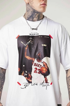 Camiseta oversized Mike / Branca na internet