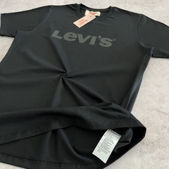 REMERA LEVI´S ESTAMPA CLASICA NEGRA - Elixir Indumentaria