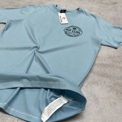 REMERA RIP CURL ESTAMPA SINCE 1969 CELESTE - Elixir Indumentaria