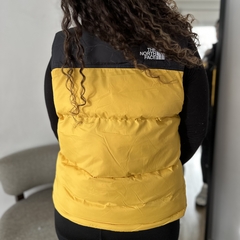 CHALECO TNF UNISEX AMARILLO - Elixir Indumentaria