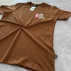 REMERA VANS ESTAMPA OFF THE WALL MARRON en internet