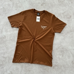 REMERA VANS ESTAMPA THE ORIGINAL CO MARRON