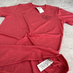 REMERA RIP CURL ESTAMPA LIVE THE BEACH ROJA en internet