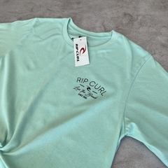 REMERA RIP CURL ESTAMPA LIVE THE BEACH VERDE AGUA - comprar online