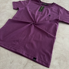 REMERA POLO CLÁSICA PURPURA - Elixir Indumentaria