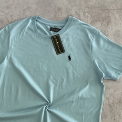 REMERA POLO CLÁSICA CELESTE - comprar online