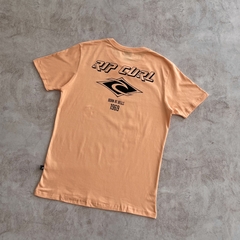 REMERA RIP CURL ESTAMPA BORN AT BELLS DURAZNO - tienda online