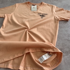 REMERA RIP CURL ESTAMPA BORN AT BELLS DURAZNO - Elixir Indumentaria