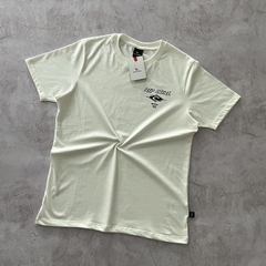 REMERA RIP CURL ESTAMPA BORN AT BELLS CRUDO