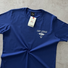 REMERA RIP CURL ESTAMPA BORN AT BELLS AZUL FRANCIA - comprar online