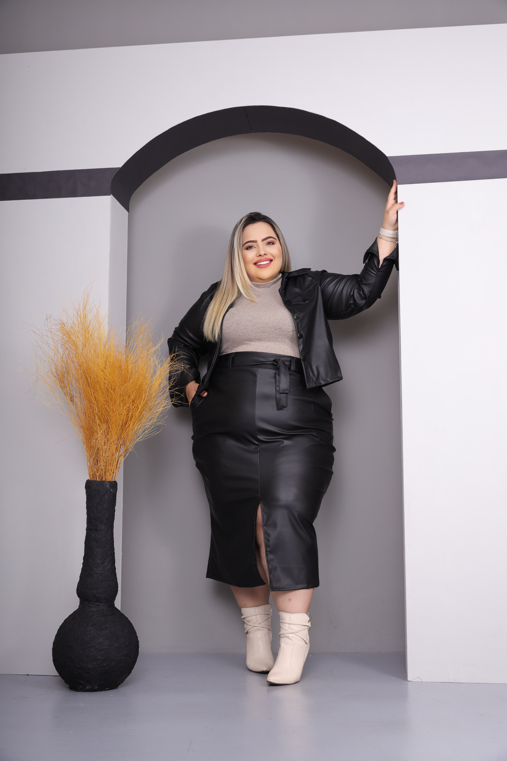 Saia fashion midi de couro plus size