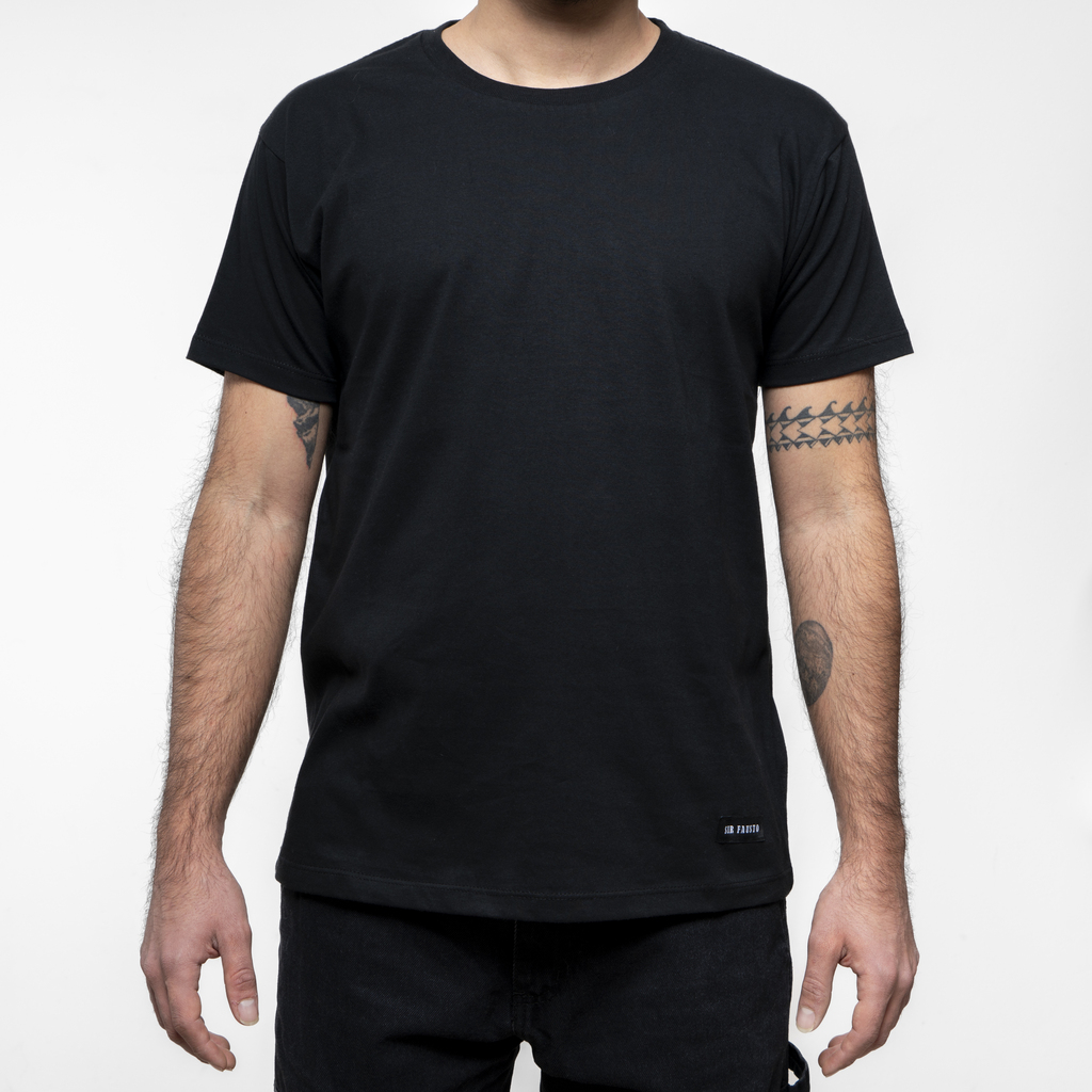 Remera blanca manga negra deals