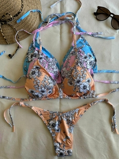 Conjunto Bikini “Flores Estampadas” tasa desmontable y cola less en V p/atar – BK100/1