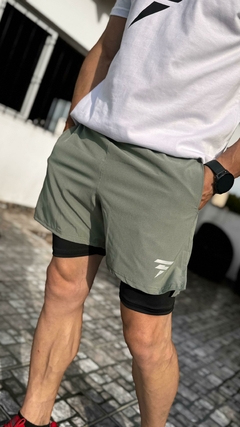 Imagen de 5 Short deportivo con calza de hombre.