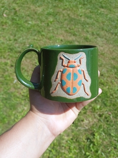 Caneca verde besouro laranja e verde-água