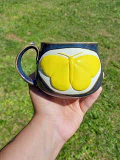 Caneca azul caribe borboleta amarela na internet