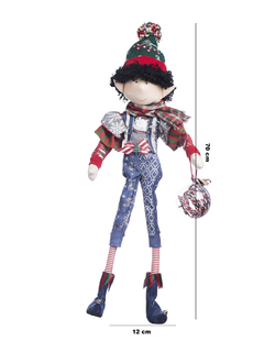 Duende Merry Fashion con overol tipo mezclilla, gorro navideño y esfera decorativa de 70 cm de altura.