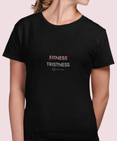 Camiseta preta com a estampa "TRISTNESS" e a palavra "FITNESS" riscada, representando um estilo descontraído.